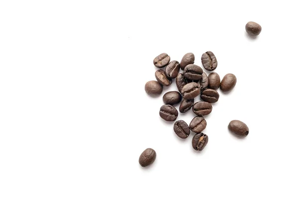 Gebrande koffiebonen geïsoleerd op een witte achtergrond. Close-up. — Stockfoto