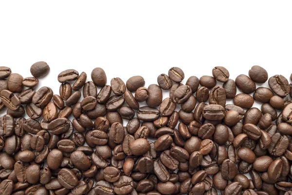 Rostade kaffe bönor isolerad på vit bakgrund. Närbild. — Stockfoto