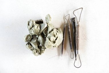 Araçlar kümesi arka plan heykel. Sanat ve el sanatları araçları beyaz b