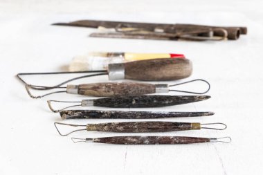 Araçlar heykel. Beyaz bir arka plan üzerinde sanat ve el sanatları araçları.