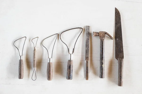 Herramientas de escultura. Herramientas de arte y artesanía sobre fondo blanco . — Foto de Stock