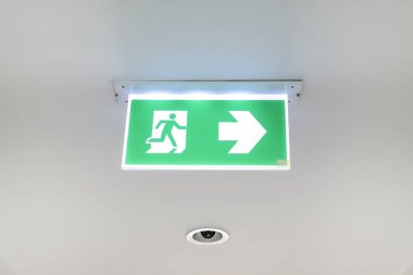 Yangın çıkış işareti. Acil yangın çıkış kapısı çıkış kapısı tavanda. G