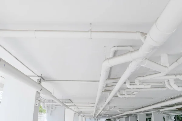 Sistema de tuberías. Instalación de tubería de agua en el edificio. W — Foto de Stock