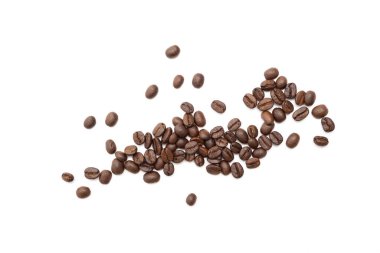 Beyaz arka planda izole kahve çekirdekleri. Kapat..