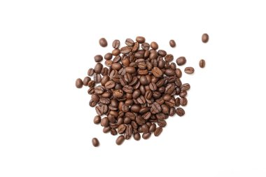 Beyaz arka planda izole kahve çekirdekleri. Kapat..