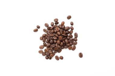 Beyaz arka planda izole kahve çekirdekleri. Kapat..