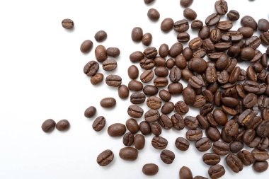 Beyaz arka planda izole kahve çekirdekleri. Kapat..