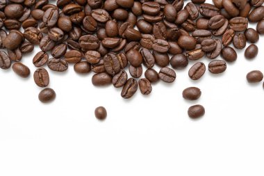 Beyaz arka planda izole kahve çekirdekleri. Kapat..