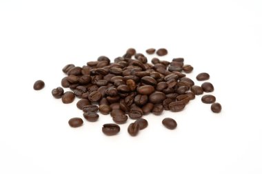 Beyaz arka planda izole kahve çekirdekleri. Kapat..