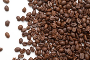 Beyaz arka planda izole kahve çekirdekleri. Kapat..