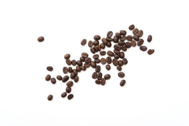 Beyaz arka planda izole kahve çekirdekleri. Kapat..