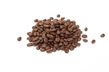 Beyaz arka planda izole kahve çekirdekleri. Kapat..