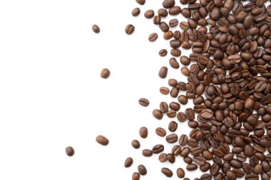 Beyaz arka planda izole kahve çekirdekleri. Kapat..