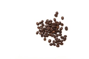 Beyaz arka planda izole kahve çekirdekleri. Kapat..