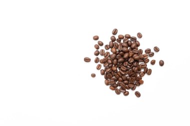 Beyaz arka planda izole kahve çekirdekleri. Kapat..