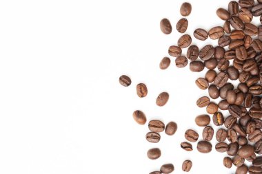 Beyaz arka planda izole kahve çekirdekleri. Kapat..