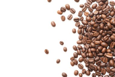 Beyaz arka planda izole kahve çekirdekleri. Kapat..