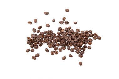 Beyaz arka planda izole kahve çekirdekleri. Kapat..