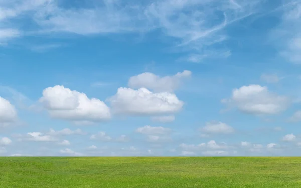 Campo Relva Verde Céu Azul Com Nuvens Suaves Brancas Bela — Fotografia de Stock