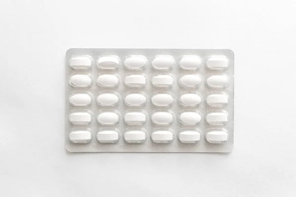 Comprimidos Brancos Comprimidos Pacote Fundo Branco Cápsula Pílulas Embalagem Plástico — Fotografia de Stock