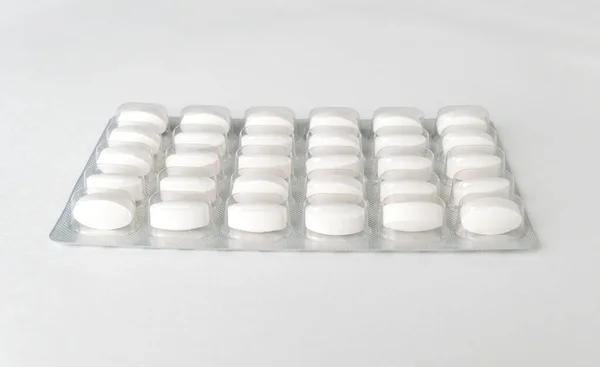 Comprimidos Brancos Comprimidos Pacote Fundo Branco Cápsula Pílulas Embalagem Plástico — Fotografia de Stock