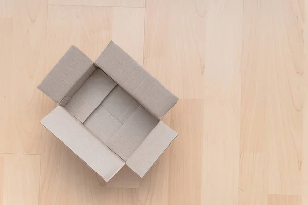 Puste Otwarte Prostokątne Pudełko Kartonowe Drewnianym Tle Zakupy Online Tło — Zdjęcie stockowe