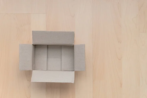 Puste Otwarte Prostokątne Pudełko Kartonowe Drewnianym Tle Zakupy Online Tło — Zdjęcie stockowe