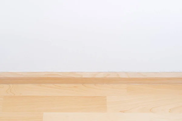 木製の壁ベーススカート 木材積層床と白モルタル壁で仕上げ材料 白い壁と木製の床の空の部屋新しいクリーンなモダンなデザイン — ストック写真