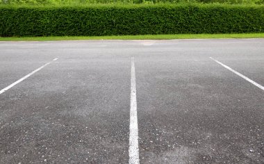 Açık hava otoparkında boş bir park yeri..