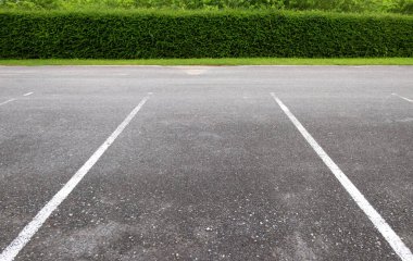 Açık hava otoparkında boş bir park yeri..