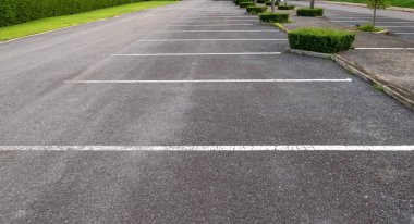 Açık hava otoparkında boş bir park yeri..