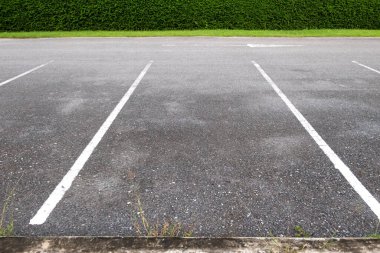Açık hava otoparkında boş bir park yeri..