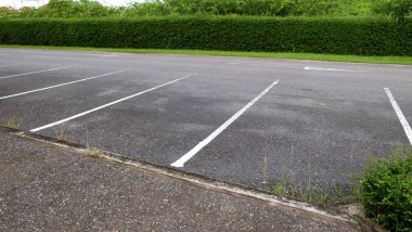 Açık hava otoparkında boş bir park yeri..