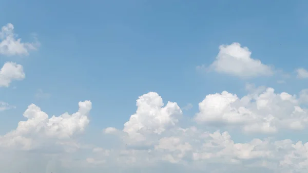 Blauer Himmel Mit Weißen Weichen Wolken Einfacher Outdoor Himmel Als — Stockfoto