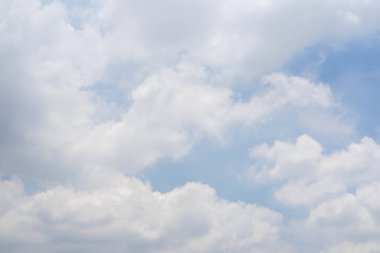 Beyaz bulutların oluşturduğu bir arka plan. Gündüz vakti gökyüzü ve bulutlar. Açık hava doğal soyut arkaplan.