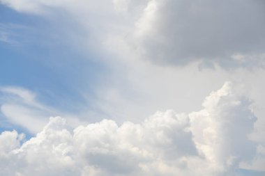 Beyaz bulutların oluşturduğu bir arka plan. Gündüz vakti gökyüzü ve bulutlar. Açık hava doğal soyut arkaplan.
