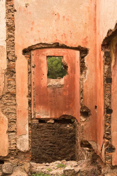 古い赤れんが造り 石の捨てられた家の壁の背景 テクスチャ — ストック写真