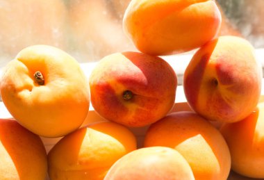 Pencere tezgaha doğal ışık üzerinde sulu taze kayısı