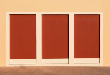 Üç bordeaux ile sarı duvar çerçeveler, arka plan boşluk ile renkli..