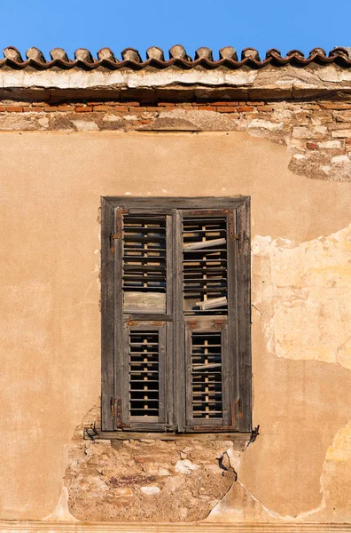 Stare Okna Drewnianymi Okiennicami Ścianę Wyblakły Zbliżenie Tła — Zdjęcie stockowe
