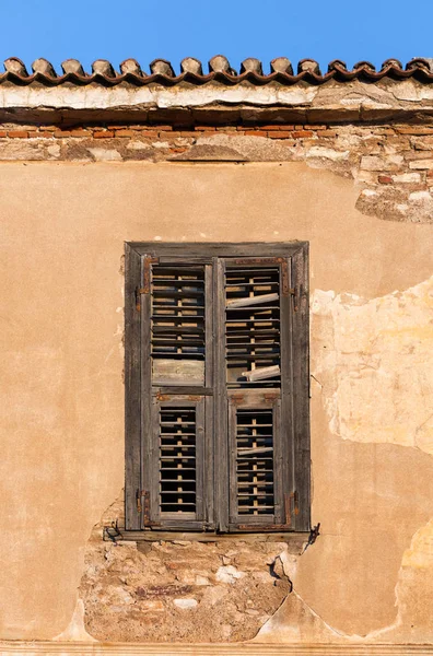 Vieja Ventana Con Persianas Madera Una Pared Erosionada Fondo Primer — Foto de Stock