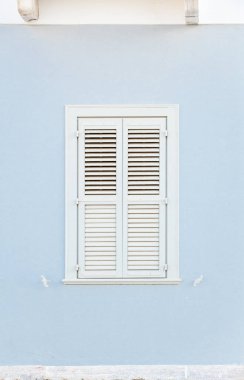 Panjurlar, temiz boyalı duvar arka plan üzerinde ahşap retro tarzı penceresiyle.