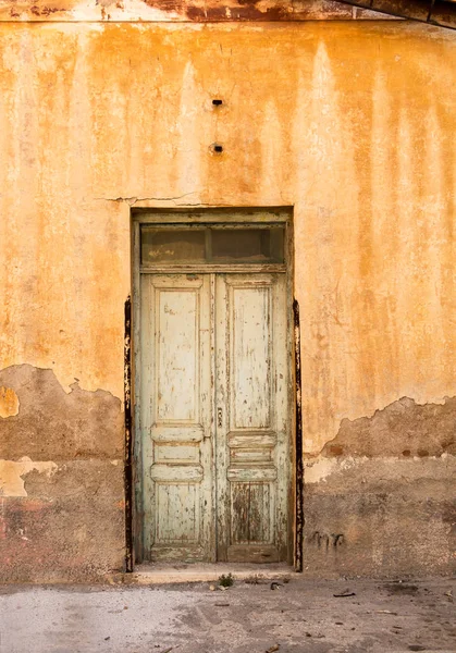 Verweerde Oude Deur Roestige Grungy Geschilderde Muur — Stockfoto