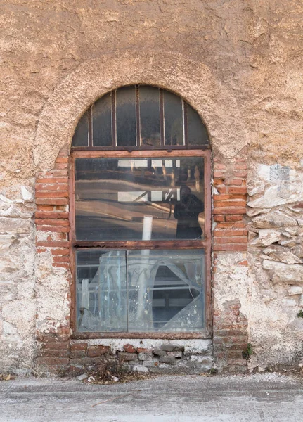 Vanha Metallilasi Ikkuna Rapautuneella Seinällä — kuvapankkivalokuva