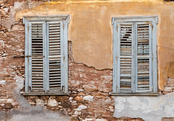 Twee Oude Houten Ramen Met Luiken Grunge Verweerde Muur — Stockfoto