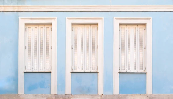 Janelas Madeira Velho Estilo Retro Com Persianas Fundo Parede Azul — Fotografia de Stock