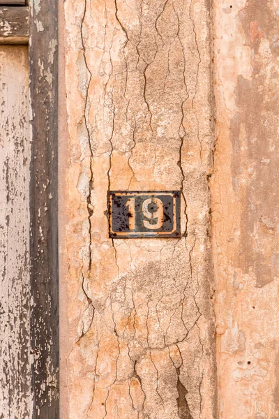 Número Letrero Pared Oxidado Erosionado — Foto de Stock