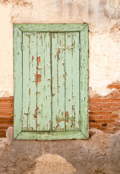 Oude Houten Venster Met Groene Luiken Verweerde Muur — Stockfoto