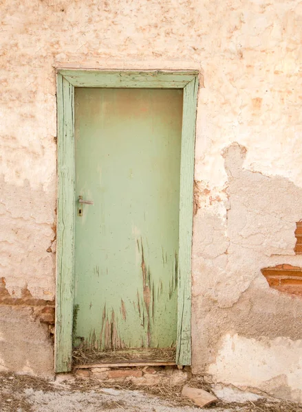 Oude Groene Houten Deur Met Scheuren Verweerde Muur — Stockfoto