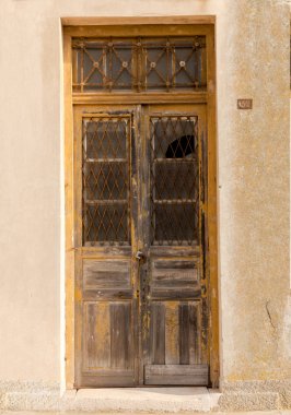 Grunge yıpranmış duvar eski ahşap kapı.